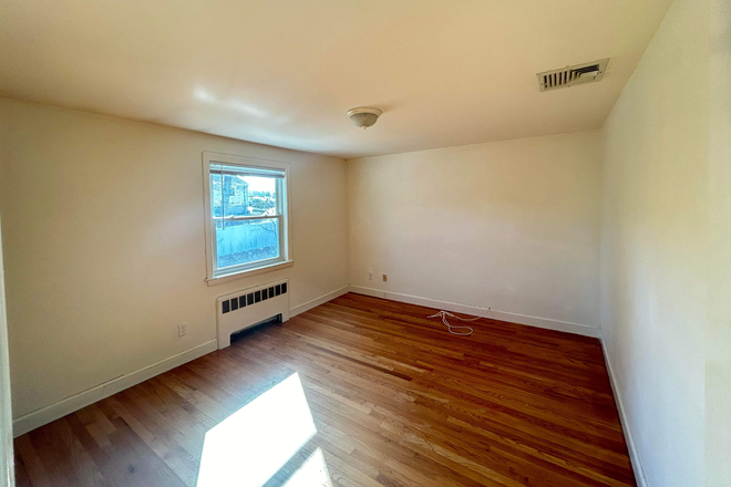 Bedroom - Room in 4bed/2bath home