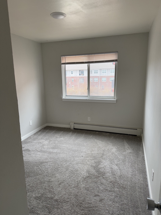 Bedroom - 1 bed sublet at 505 East Burlington St Apartments