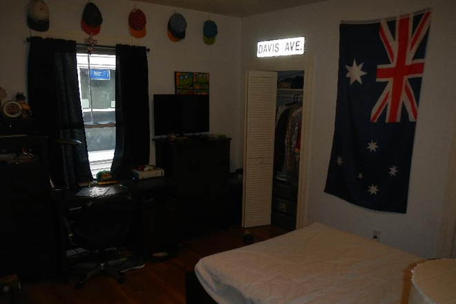 Bed - Huge 5 Bed 2 Bath, Prime Location, Duplex, Large Living Space Apartments