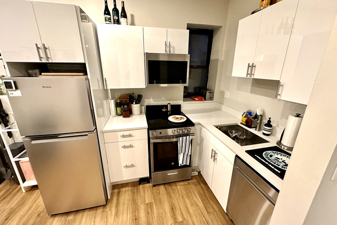 1 - Simmons of campus building on Beacon Street Short Walk from Campus 9/1/26 NO FEE Undergrads okay ! Apartments