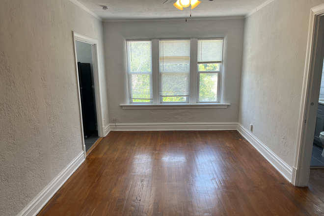 Main Living Area - Large Studio -15 Mins Walk -5 Mins Shuttle Close to Campus Apartments