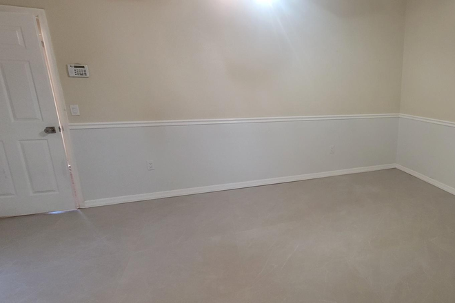 master bedroom - Full house close to campus/daycare center