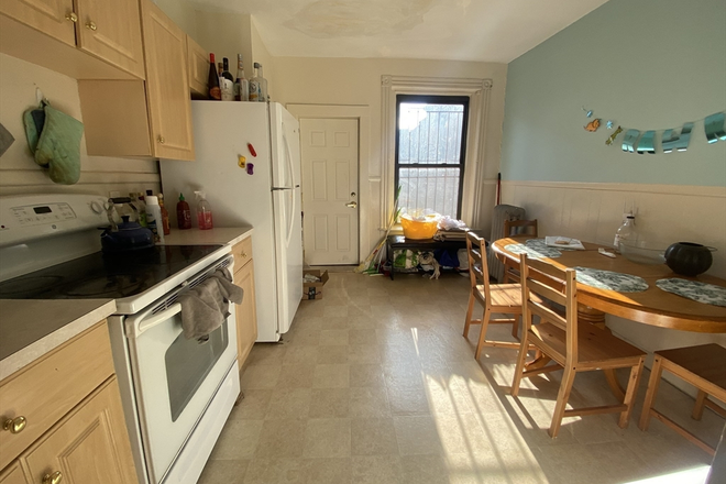 LIVING - LOCATION!!! 4 BED ON SYMPHONY WITH HEAT AND HOT WATER INCLUDED! 9/1/25! Apartments