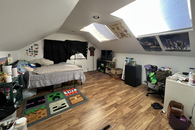 bed view - One bedroom available in cute 4 bed house, close to campus, near bus 30 route