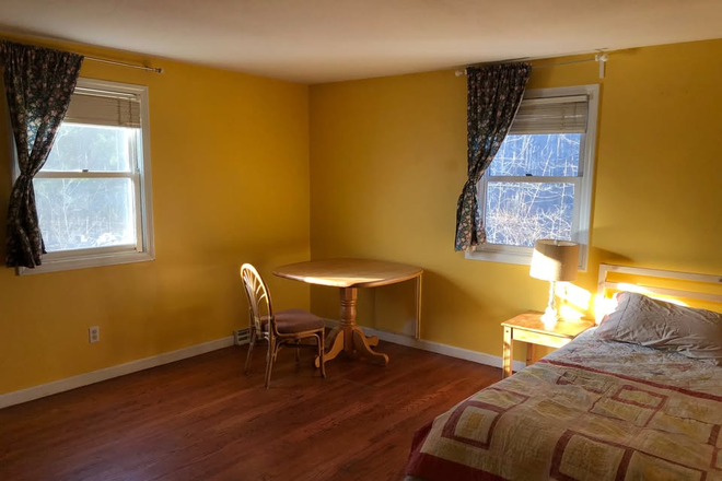 Bedroom - Large 1 bed/1 bath mostly-private apartment