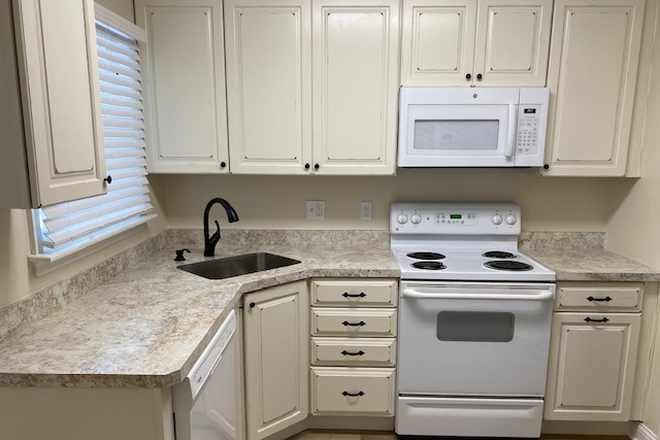 101 Oberlin Court Kitchen - 101 Oberlin Ct, $4150 per student per semester House