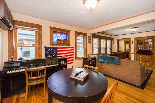 Dining Area - Large 6 Bedroom HOUSE on Calumet!!