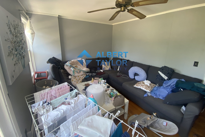 Living Room - Cozy 2 Bedroom near GreenLine!!