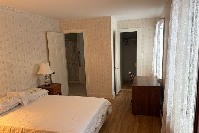 Bedroom 2 w/ walk-in closet - Day Road rental House