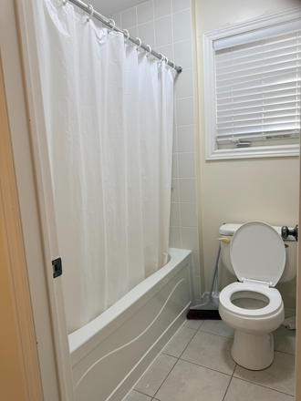 Shared bathroom - (FOR FEMALE) Private rooms for rent in a shared house at Mallory Road