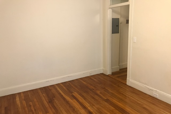 Hub Realty - Large studio with new bathroom installed, in Fenway Apartments