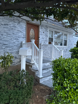 Front of House - Walking Distance to HOFSTRA House