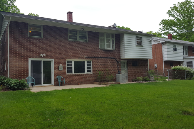 back - Beautiful 5 Bedroom Single Family House Close to UMD Campus for Rent