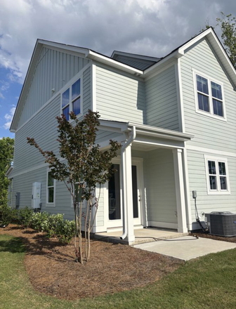 Back patio - BRAND NEW Townhouse -pool, tennis, gym. Waterfront community!