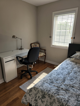 Bedroom - 2 Furnished Bedroom in Scarborough, minutes away from campus. Close to lots of Amenities. Townhome