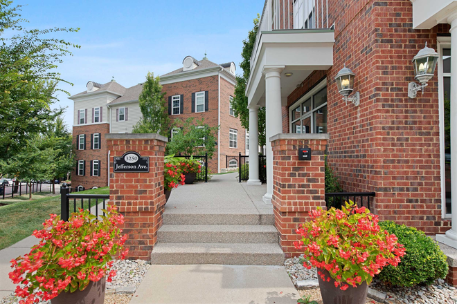 Exterior - Summer Sublease Univeristy Edge Cincinnati Apartments