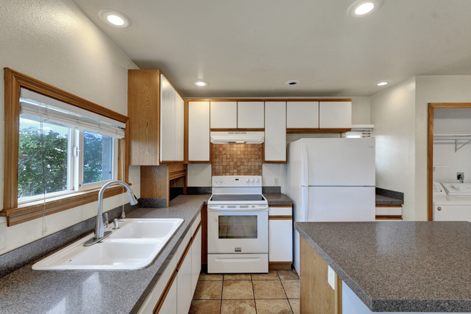 Kitchen - Walk to UCCS! House