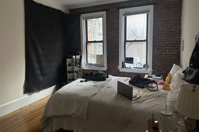 Bedroom - Spacious room in 5 Bedroom, 2 Bathroom apartment at 103 Hemenway