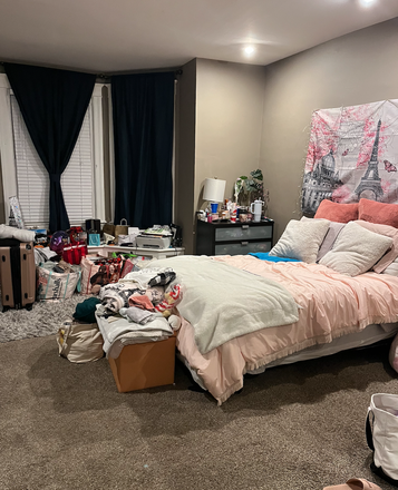 Bedroom - Room in 6-bedroom house close to JHMI stop