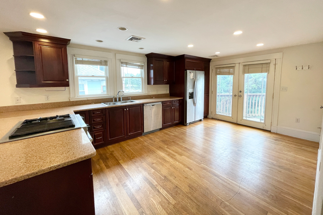 kitchen - Stunning 5 bedroom 2 bathroom on sunset Apartments