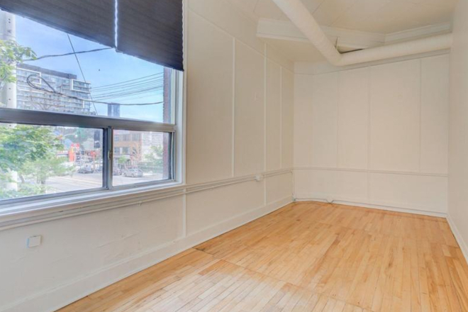 Bedroom 1 (mirror of bedroom 2) - Sunny 5 Bedroom Apartment in Kensington