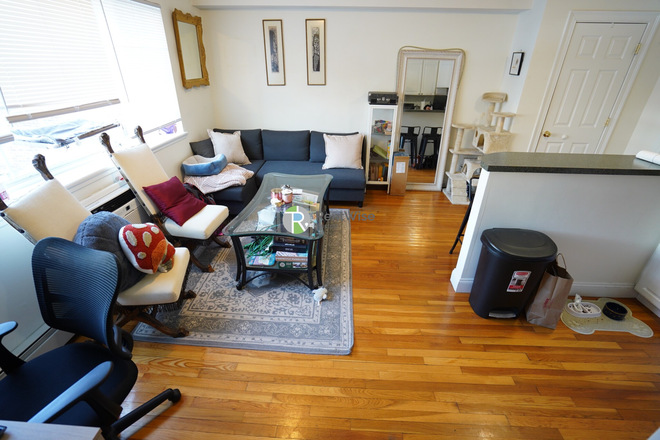 1 - JUNE 2025-Gorgeous Comm Ave Studio, H/HW inc!