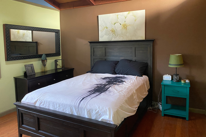 Queen size bed - Bedroom by Bart & Berkeley Bowl