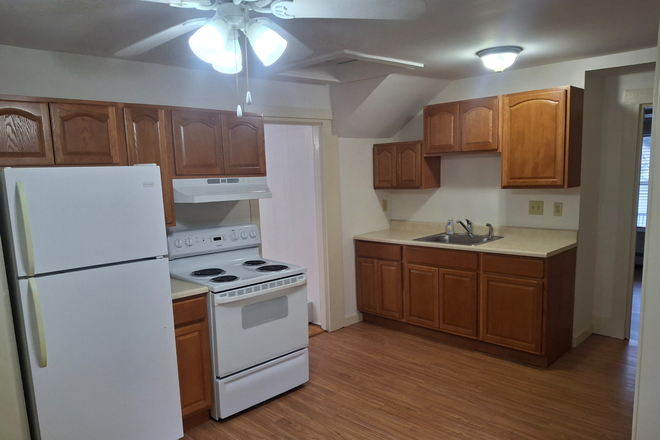 Kitchen - EASY 20 MINUTE COMMUTE TO CAMPUS!!