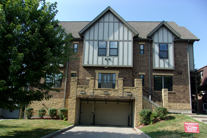 Exterior - Four Bedroom Townhouses Near Campus! Free Internet!