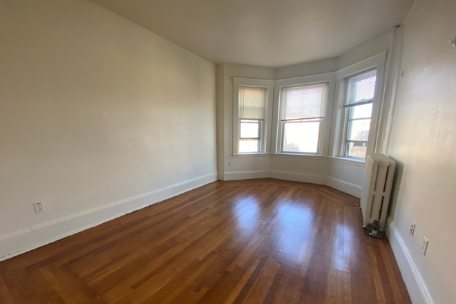 1 - Three room split on Huntington ********** GRAD STUDENTS ONLY******* Apartments