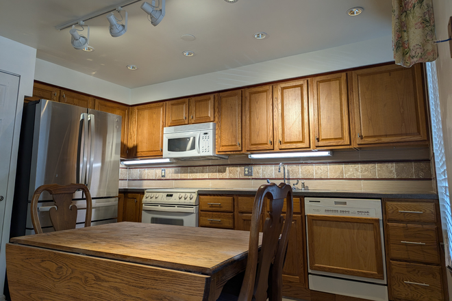 Kitchen - 4 bedroom 4 1/2 bath - Across the street from JHMI - Luxury - Convenience - Without compromise Townhome
