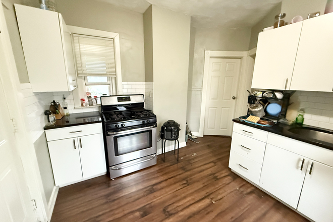 Kitchen - 3 Bed 1 Bath Apartments