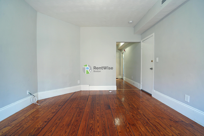 1 - JUNE 2026 | Renovated 3 Bed / 2 Bath near Red Line — NO FEE Apartments