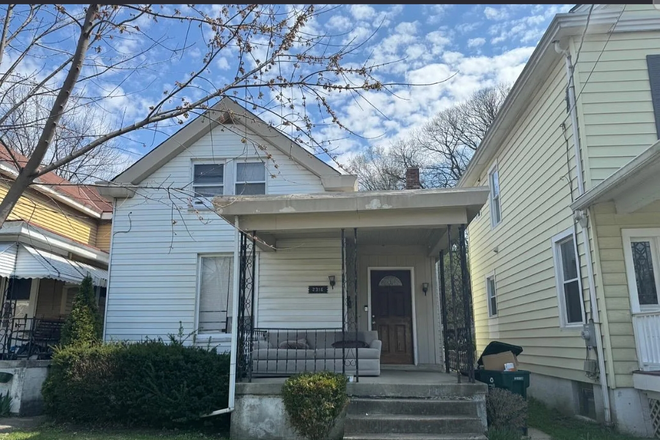 front porch - Walk to UC and enjoy school years in a private house with a nice backyard