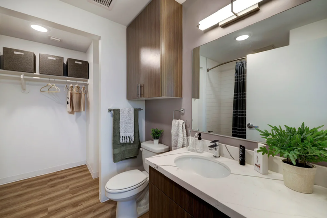 Bathroom - Life Tower furnished 2b/2b Relet close to the campus and metro with rent including utilities