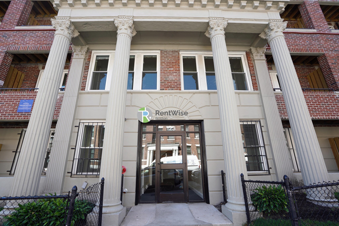 1 - NO FEE TO YOU! - Gorgeous Brighton 1 bed & 2 bed available. New Renovation!