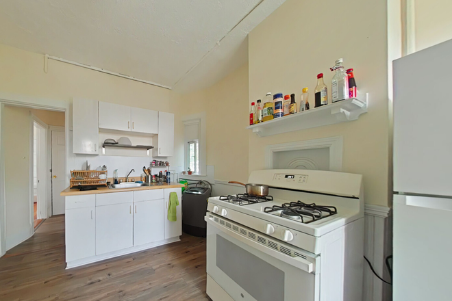 Call NOW for showings! 617-236-8550 - JEFFERSON ST - *HALF FEE* TRUE 3BR/1BA NEAR LECHMERE, KENDALL FOR *9/1/2026* W/ LNDRY ON SITE, PRKNG Apartments