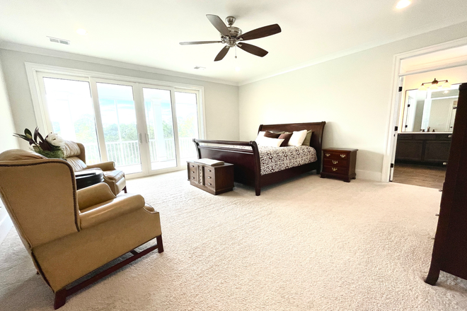 Upstairs Primary Suite - The Pearl of Oyster Point House