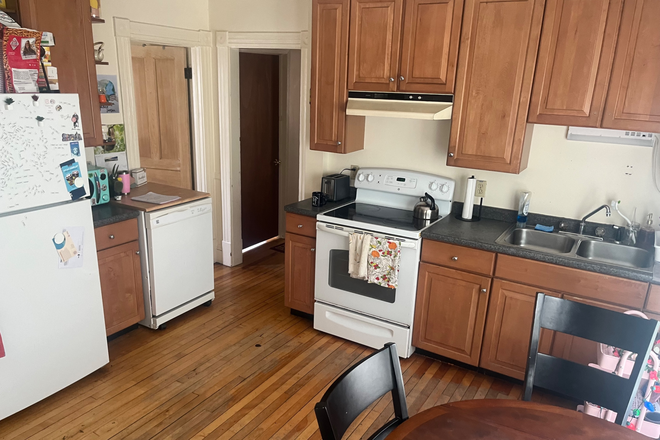 Kitchen - 28 Brooke’s Avenue, walk to campus. Apartments