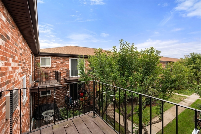 balcony - 2 bed 1 bath top floor corner unit with balcony 2 parking spaces included Condo