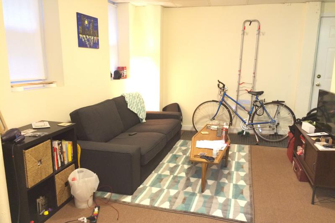 - - No Broker Fee!! Right Close to Campus! 1 bed w/ Laundry in Building Apartments