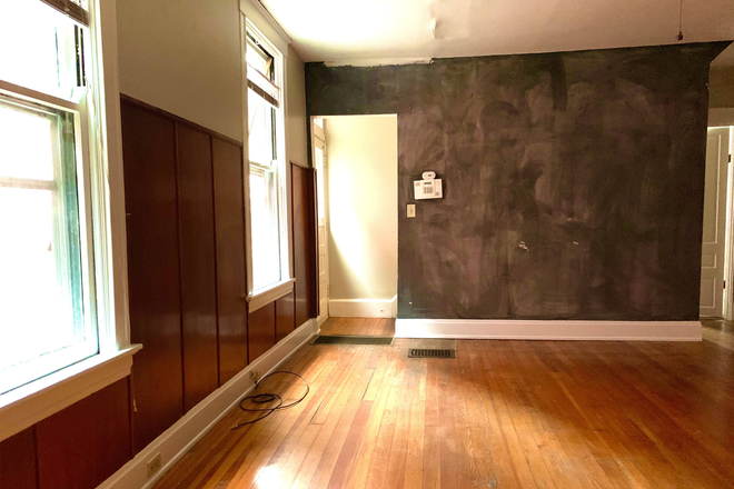 Living Room - Spacious 4 Bedroom house close to campus!