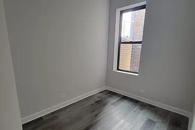 room - 1004 S OAKLEY BLVD