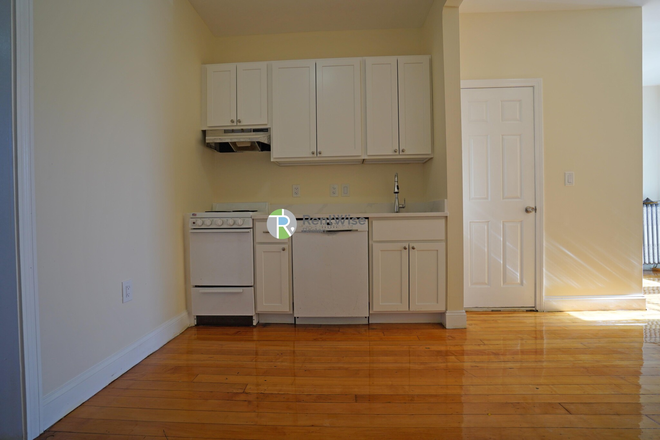 1 - SEPT 2026- Fantastic 1 bed on Comm Ave. H/HW inc. NO FEE Apartments