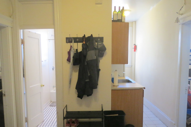 1 Bed Split - 105 Peterborough St. - NO Broker's Fee!!  -  Avail 9/1 - Comfortable Fabulous 1 BR Split on Peterborough St Apartments