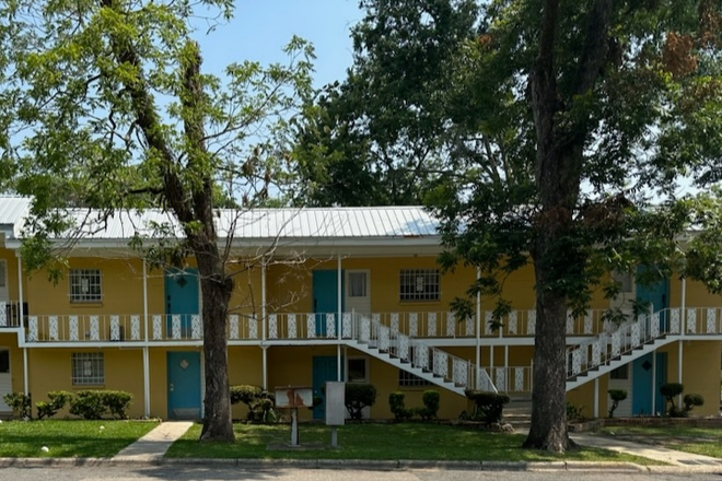 Front of building. Walk to FAMU - Rosier property Apartments