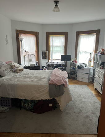 smaller bedroom - $970 - Spring 2026 sublet, 2 Bedrooms available close to UMass/Downtown Amherst, Price negotiable!! House