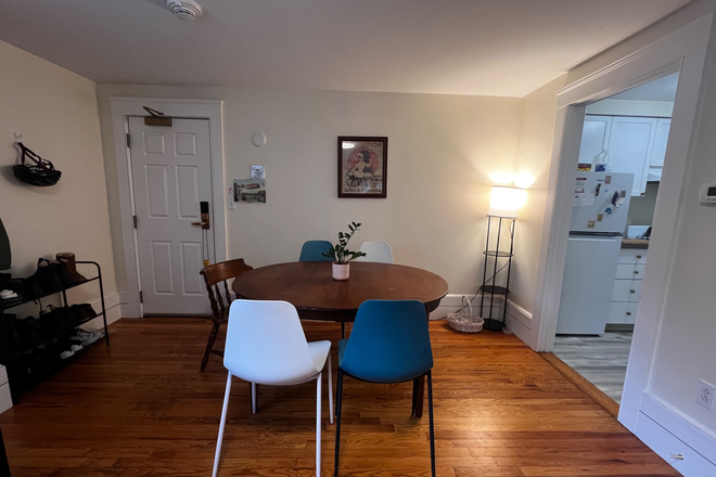 Dining table - 11 Shaler Lane Apartments