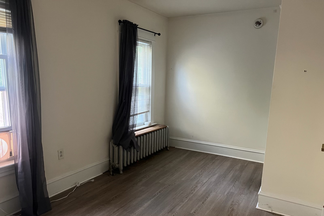 Bedroom 1 - 3Br/1B 14 University Terrace Apartments