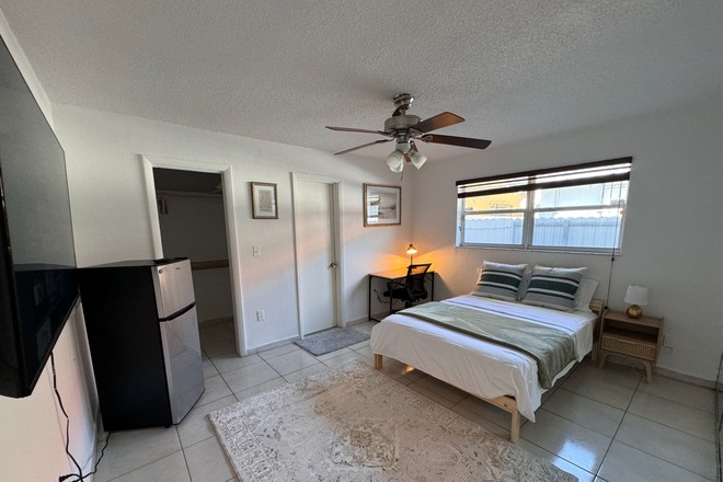 Master Room - Private Furnished Rooms at Coral Gables House